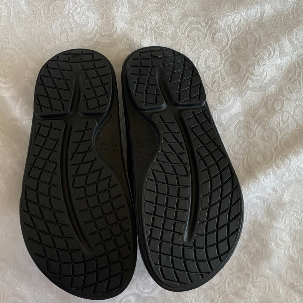 OOFOS Black Comfort Slides - Picture 6 of 13